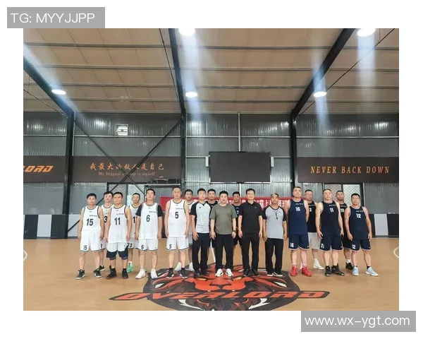 在篮球场上挥洒汗水的黑人运动员展现出无与伦比的激情与实力 在篮球场上挥洒汗水的黑人运动员展现出无与伦比的激情与实力